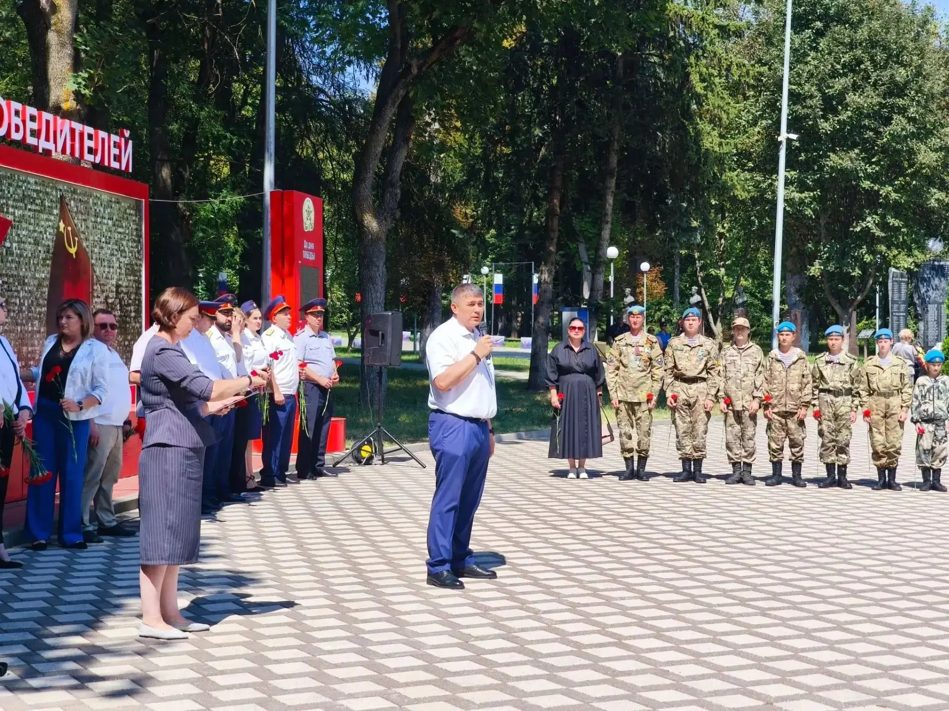 В Ессентуках почтили память жертв терроризма у Вечного огня в Парке Победы
