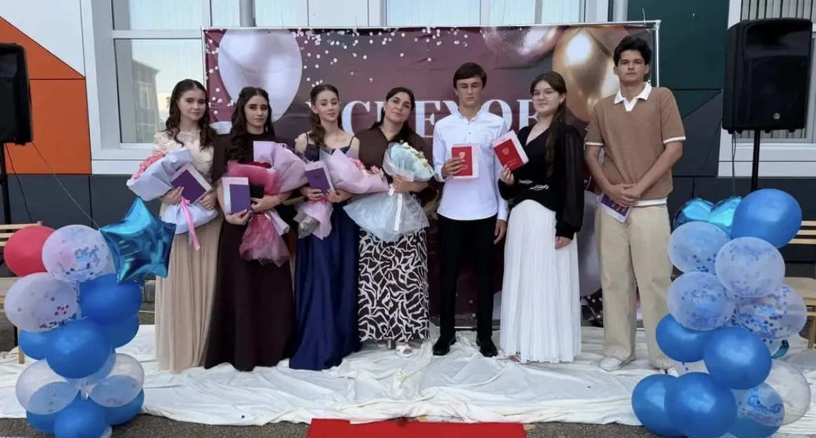 🎓 27 июня 2026 года в МБОУ СОШ №9 аула Уляп царила особенная атмосфера — трогательная и немного гру