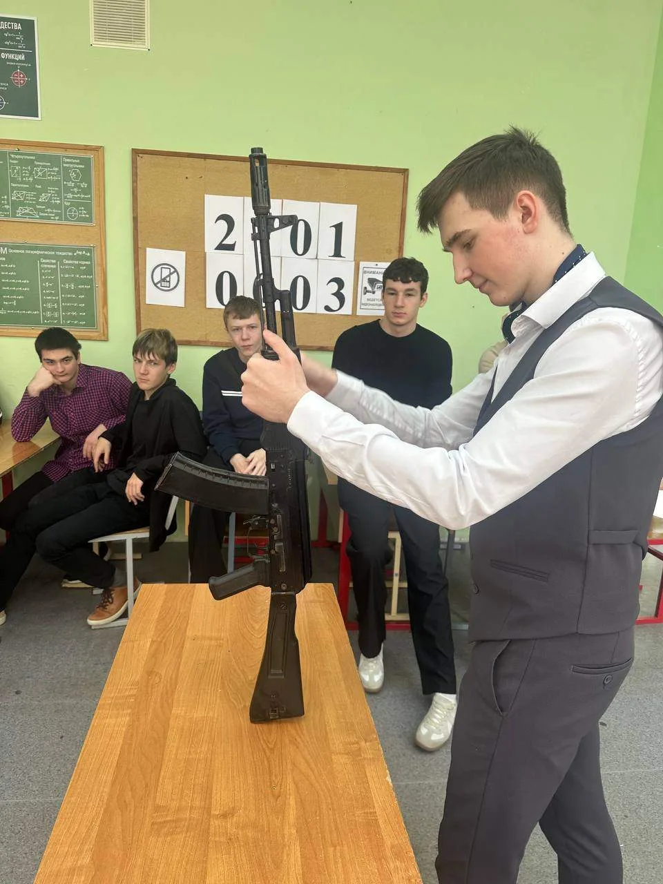 Курс молодого бойца в 10Б: готовимся к защите Отечества! 💪🔥 В преддверии Дня защитника Отечества на 