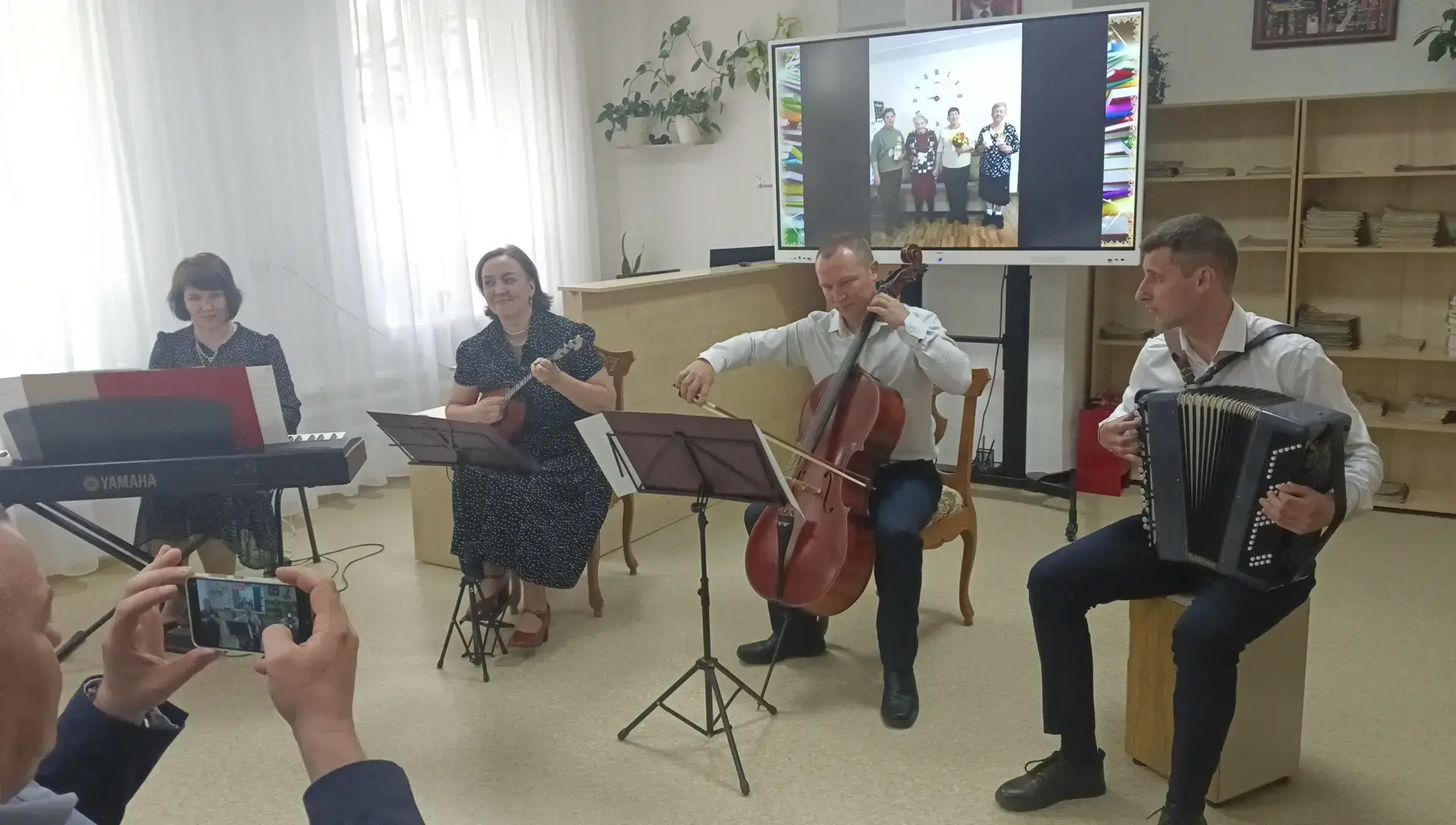 Библиотека Кагальницкого района пригласила Ансамбль преподавателей детской школы искусств Зерноградс