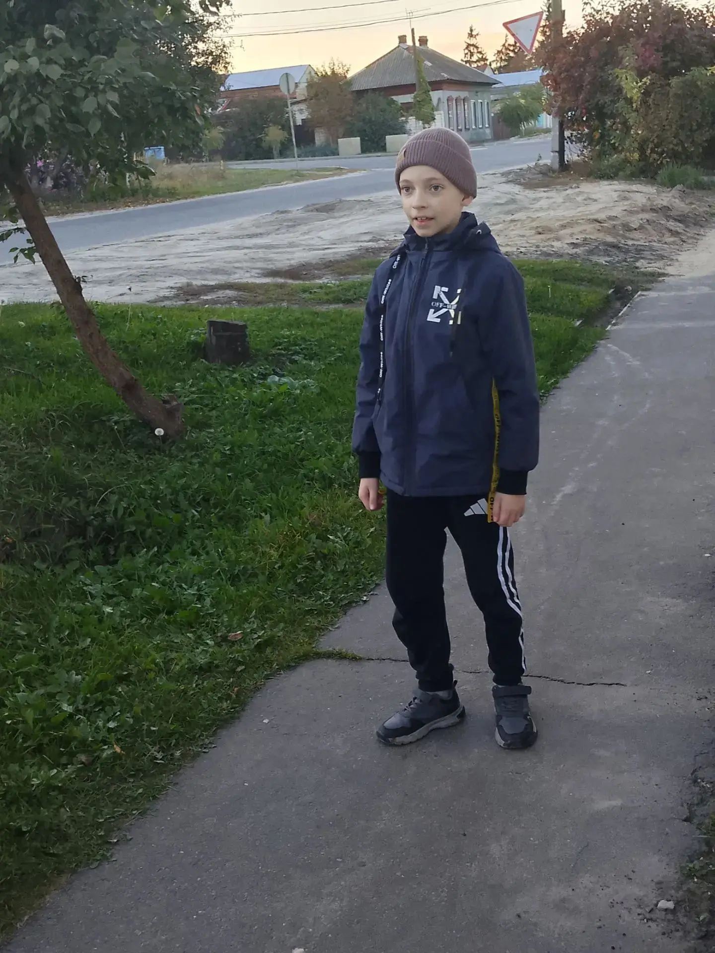 Вышли погулять возле дома😉