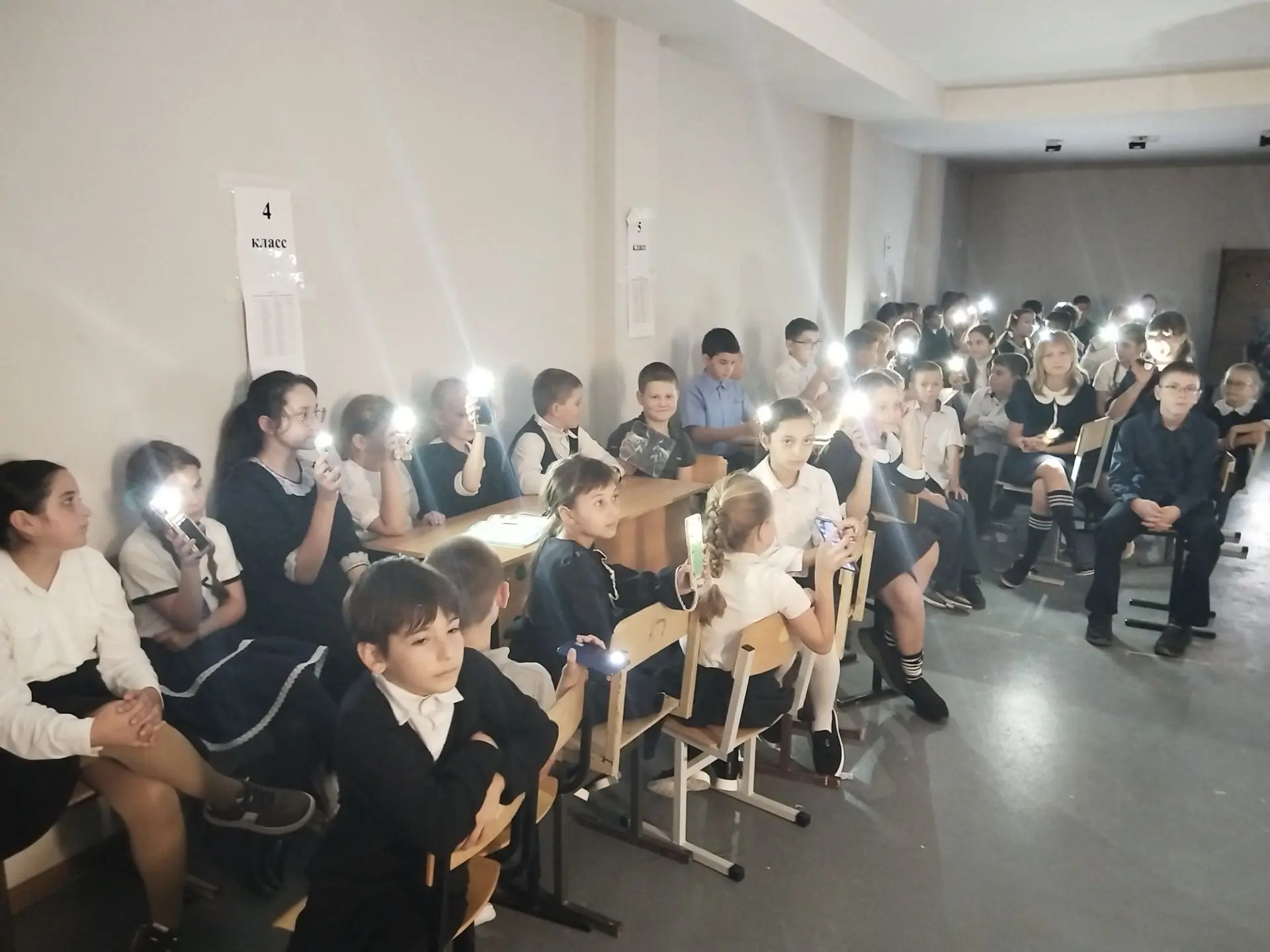Сегодня в нашей школе прошла невероятно трогательная акция  💡 «Свет жизни», приуроченн...