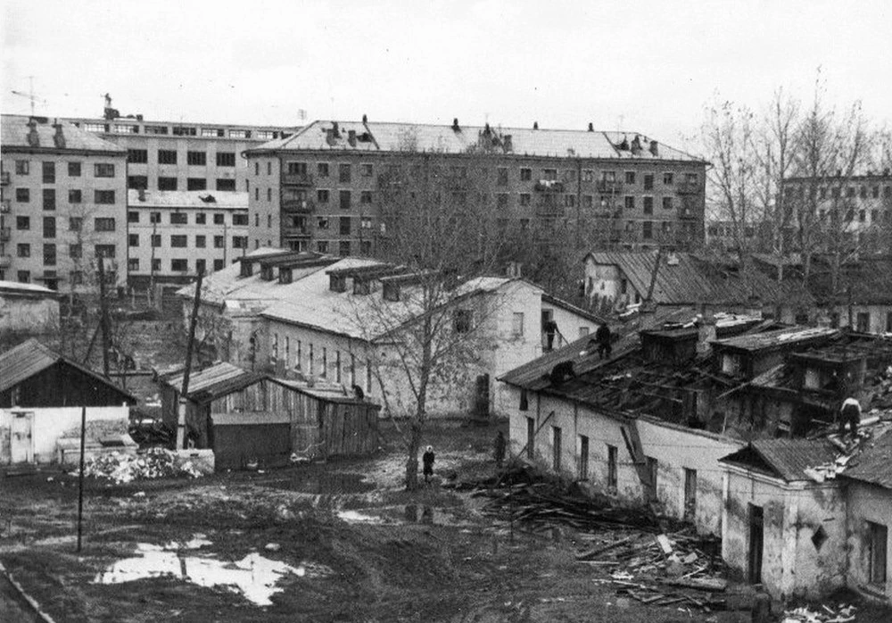 Угол проспекта Дзержинского и улицы Королёва, снос бараков. На заднем плане Королёва 27...