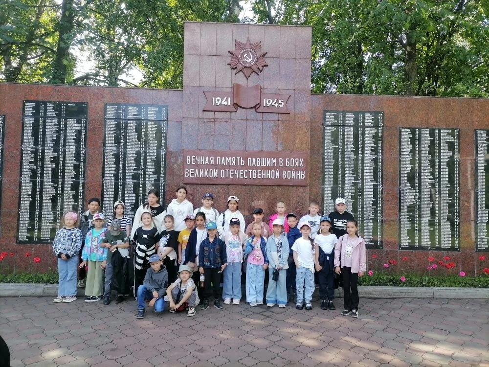 «Маленькие лучики в большом парке Памяти» 🕊️☀️

Сегодня у нас был особенный день. Наш лагерь «Лучик