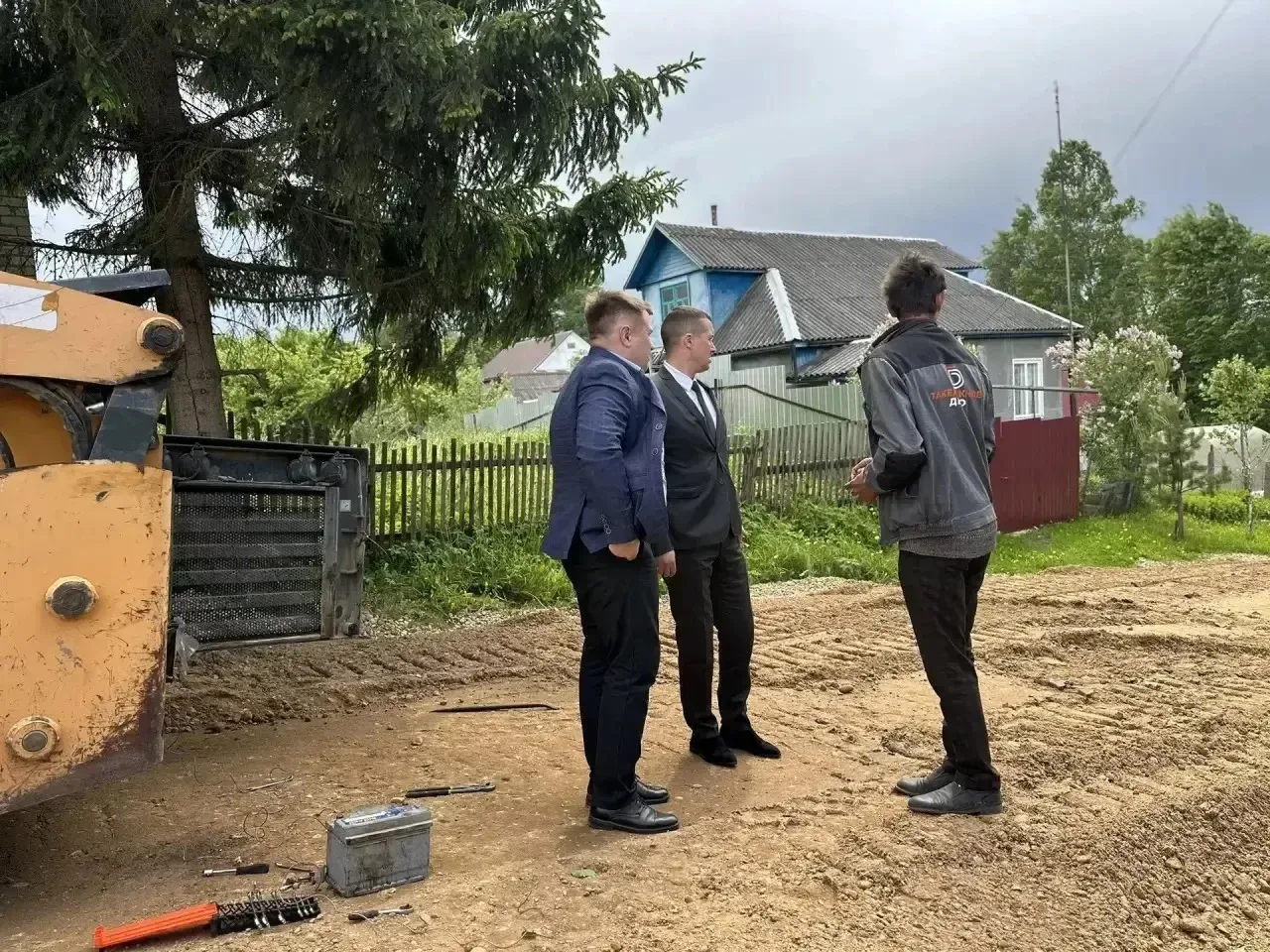 Глава Краснинского округа Максим Владимирович Мищенко совместно с заместителем проверил...