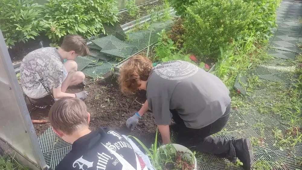 День в «Рекорде»: от грядки до шахматной доски 🏆🌿

В нашем школьном лагере каникулы — это не прост