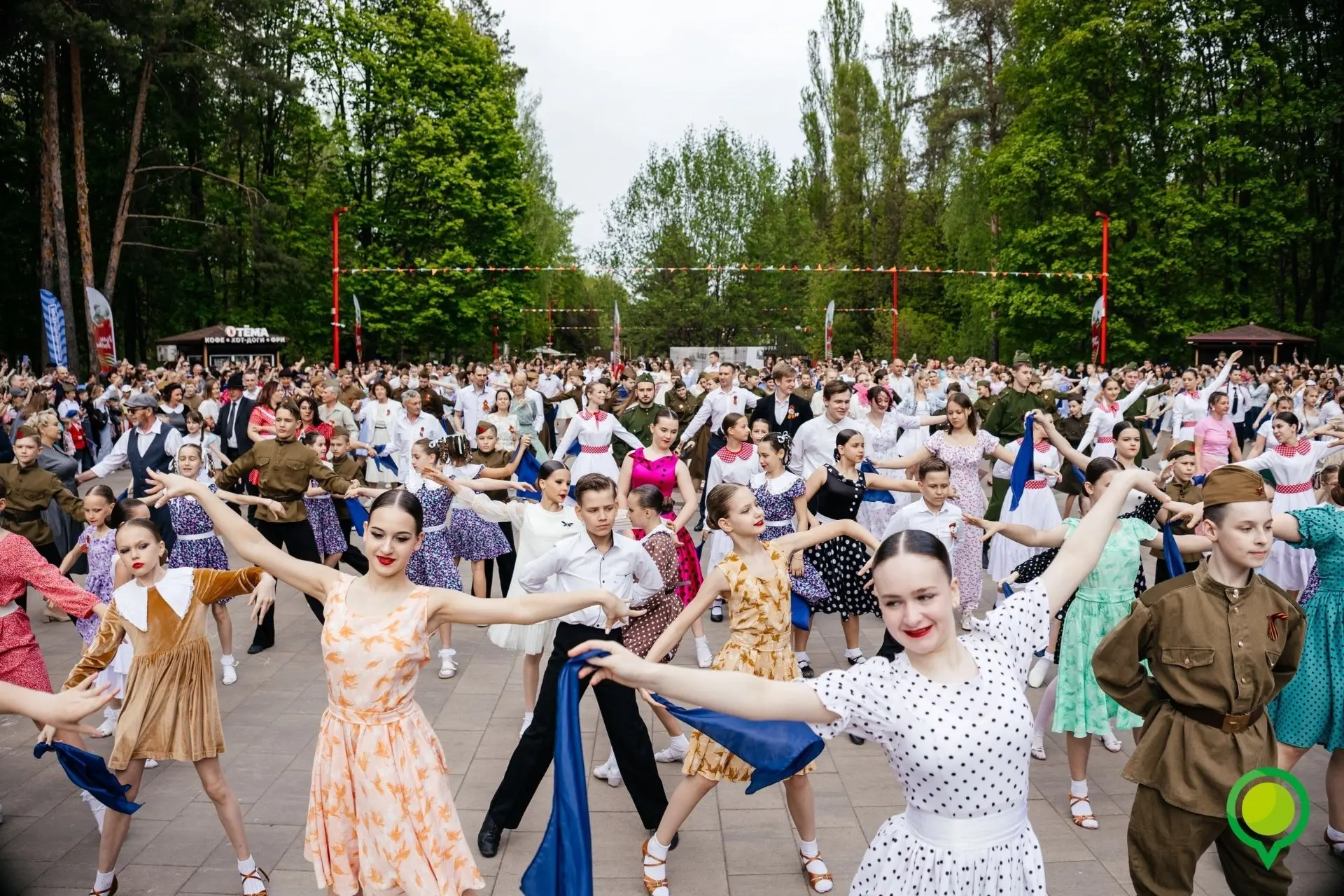 💃«Вальс Победы» станцевали школьники Липецка   9 мая в парке Победы прошел финал всероссийской акции
