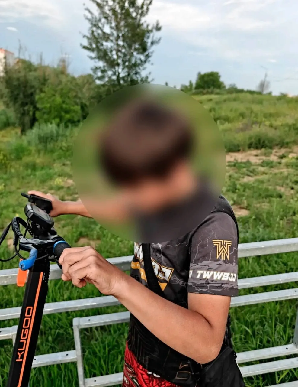 🛴 Зумер на самокате закидал пенсионера бутылками и камнями в Суворовском

71-летний дядька гулял с 