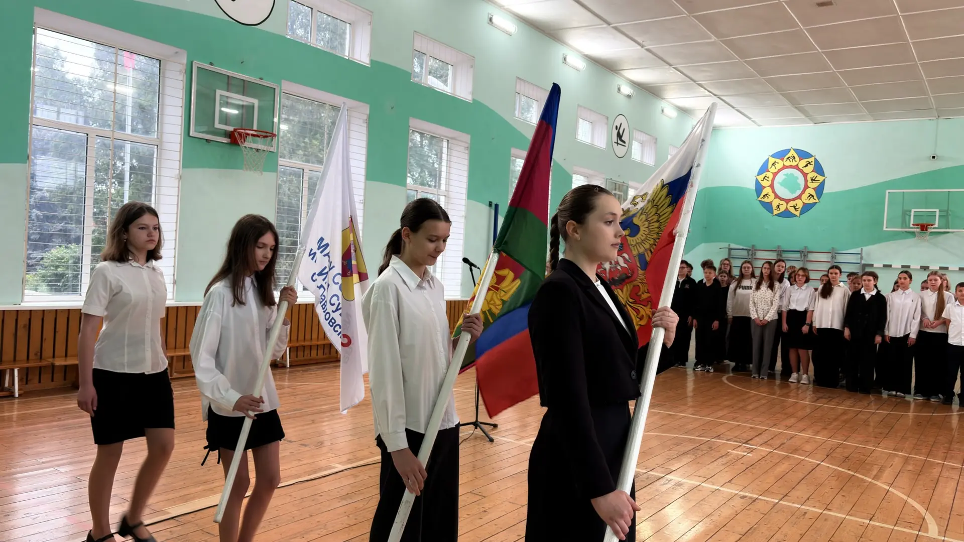 🌎🤲🏻🕊️Доброе утро, наша большая школьная семья!  ☀️По нашей доброй традиции утро началось с общей лин