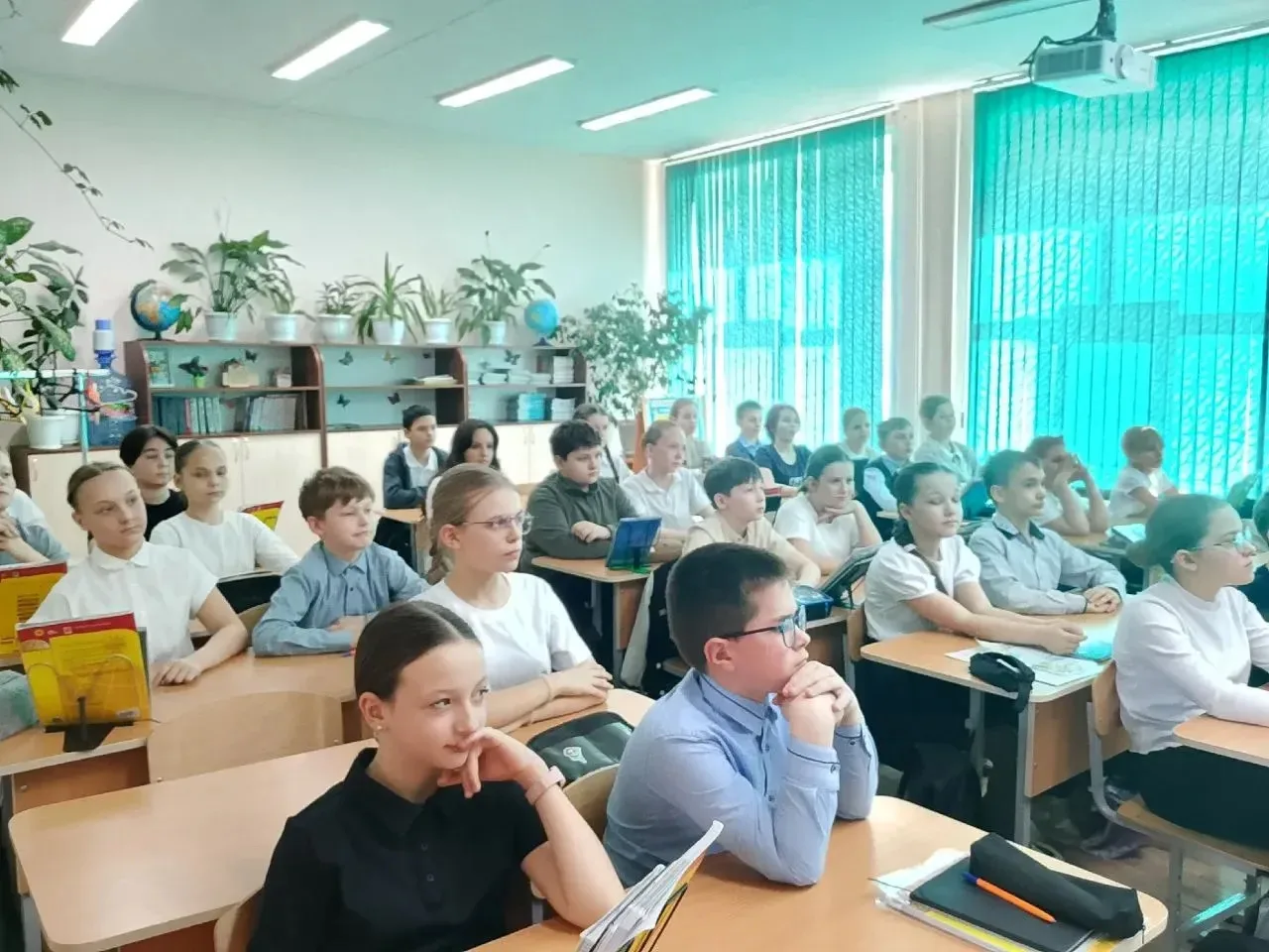 На днях наши 9-классники стали настоящими тренерами для младших ребят в проекте "Футбол...