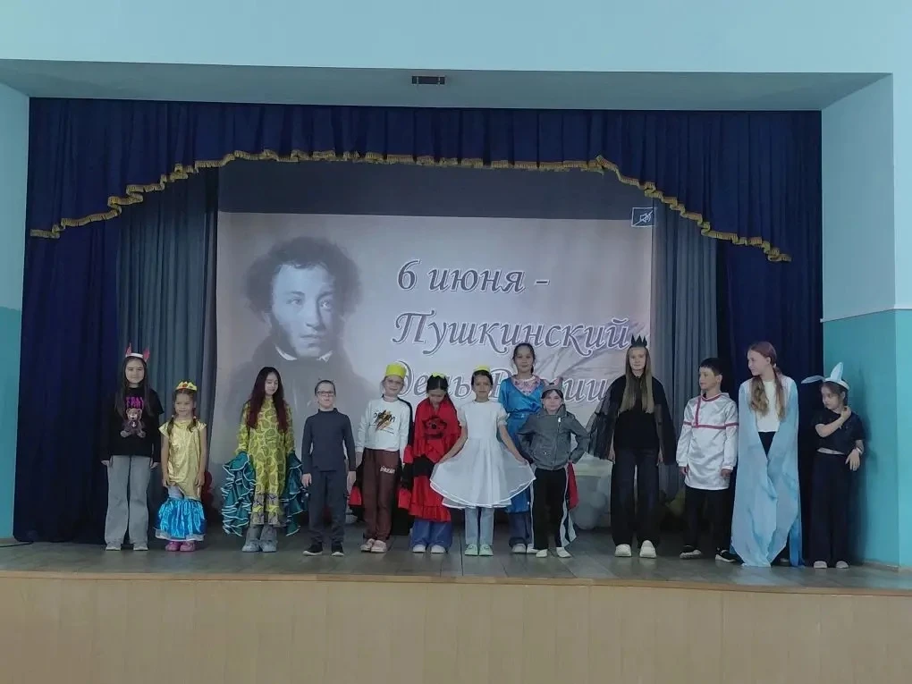 Сегодня в лагере была очень творческая атмосфера. У нас был праздник литературы и русского языка, по