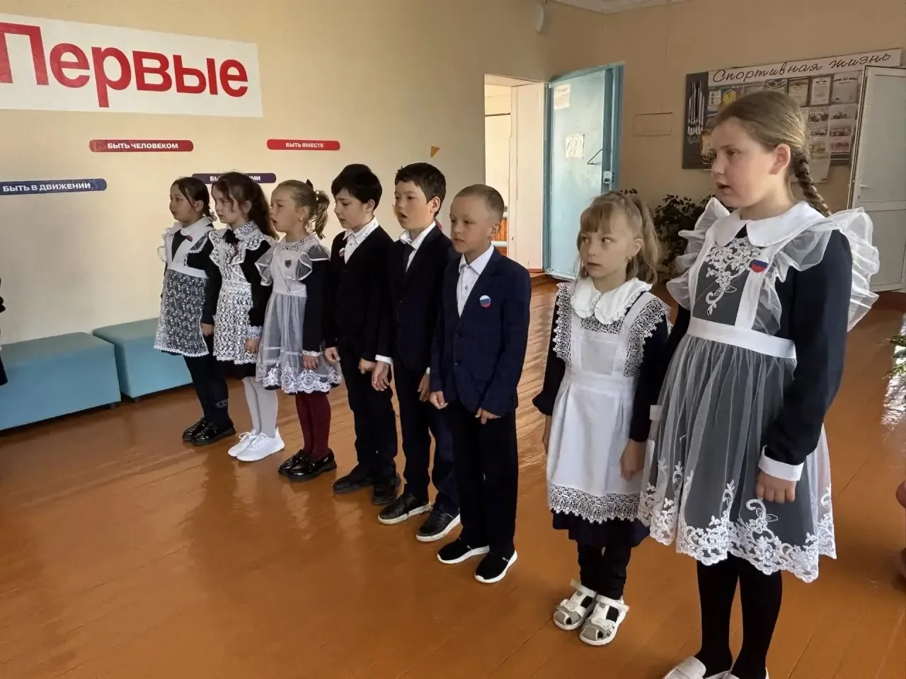 Вчера в школе прошла торжественная линейка с выносом флага 🇷🇺