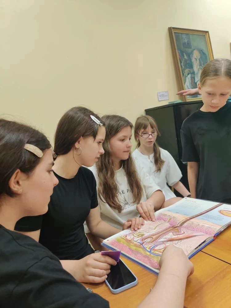 📚 Книжные приключения: как 5 «Б» ходил в библиотеку  💬Максим Горький говорил: «Всем хорошим во мне я
