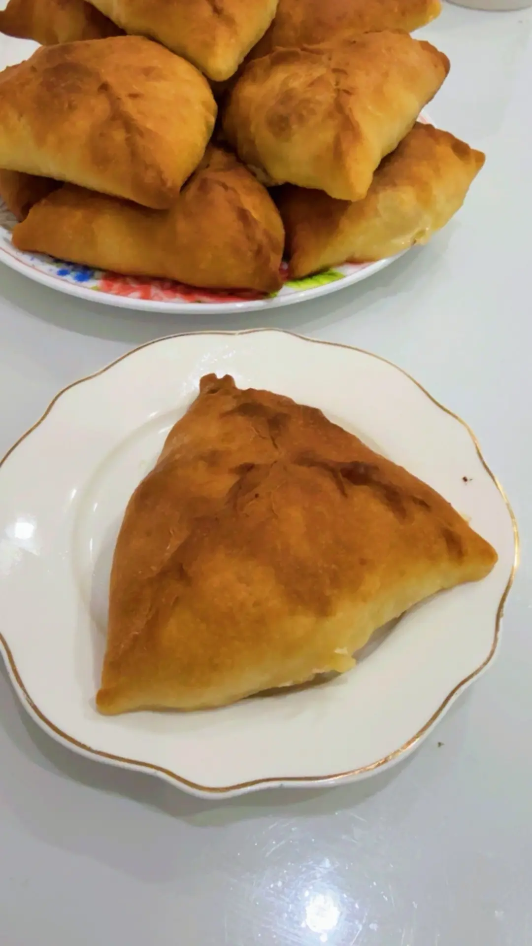 Әлхәмдүлиллаһ, тәмле булып пештеләр.

Камыр:
1,5 ст су(вода)
0,5 ст сөт(молоко)
2/3 ст үсемлек мае(р