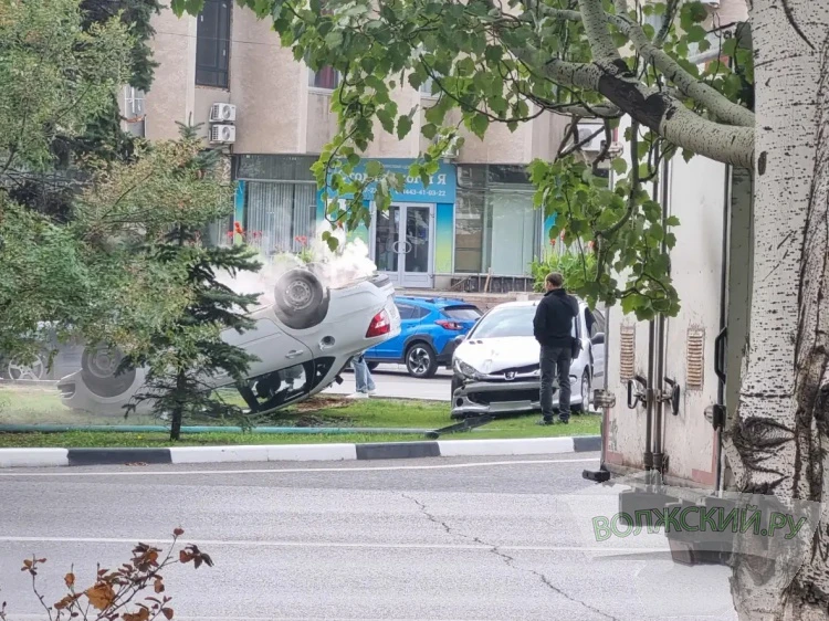 В Волжском произошло жесткое ДТП с «перевертышем»