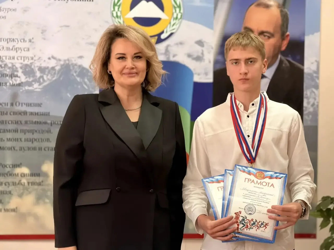🏆 Также в ходе линейки были награждены учащиеся, которые на минувшей неделе достойно представили лиц