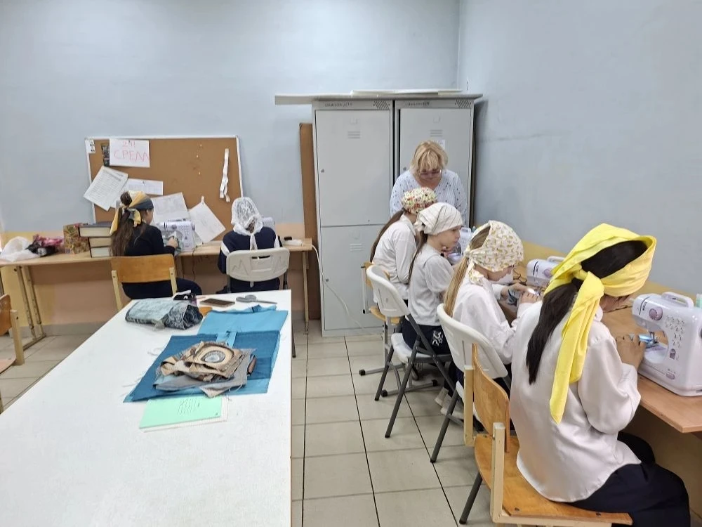 Недавно наши девочки открыли для себя удивительный мир шитья! 🧵 На уроке технологии они не просто уч