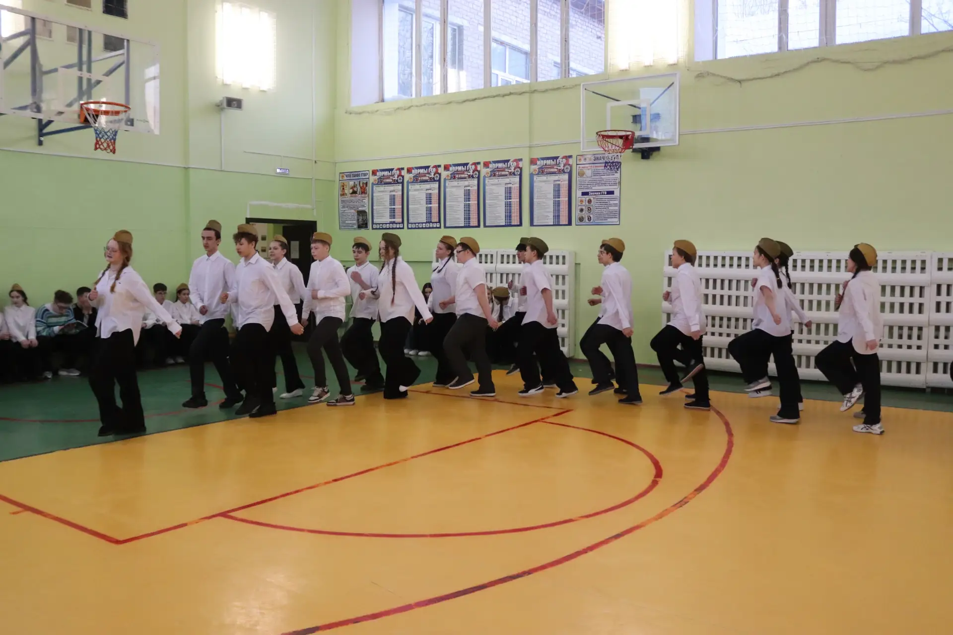 Смотр строя и песни 😊🤚 Мальчишки и девчонки, а так же их родители, спешим вам сообщить, что в нашей 