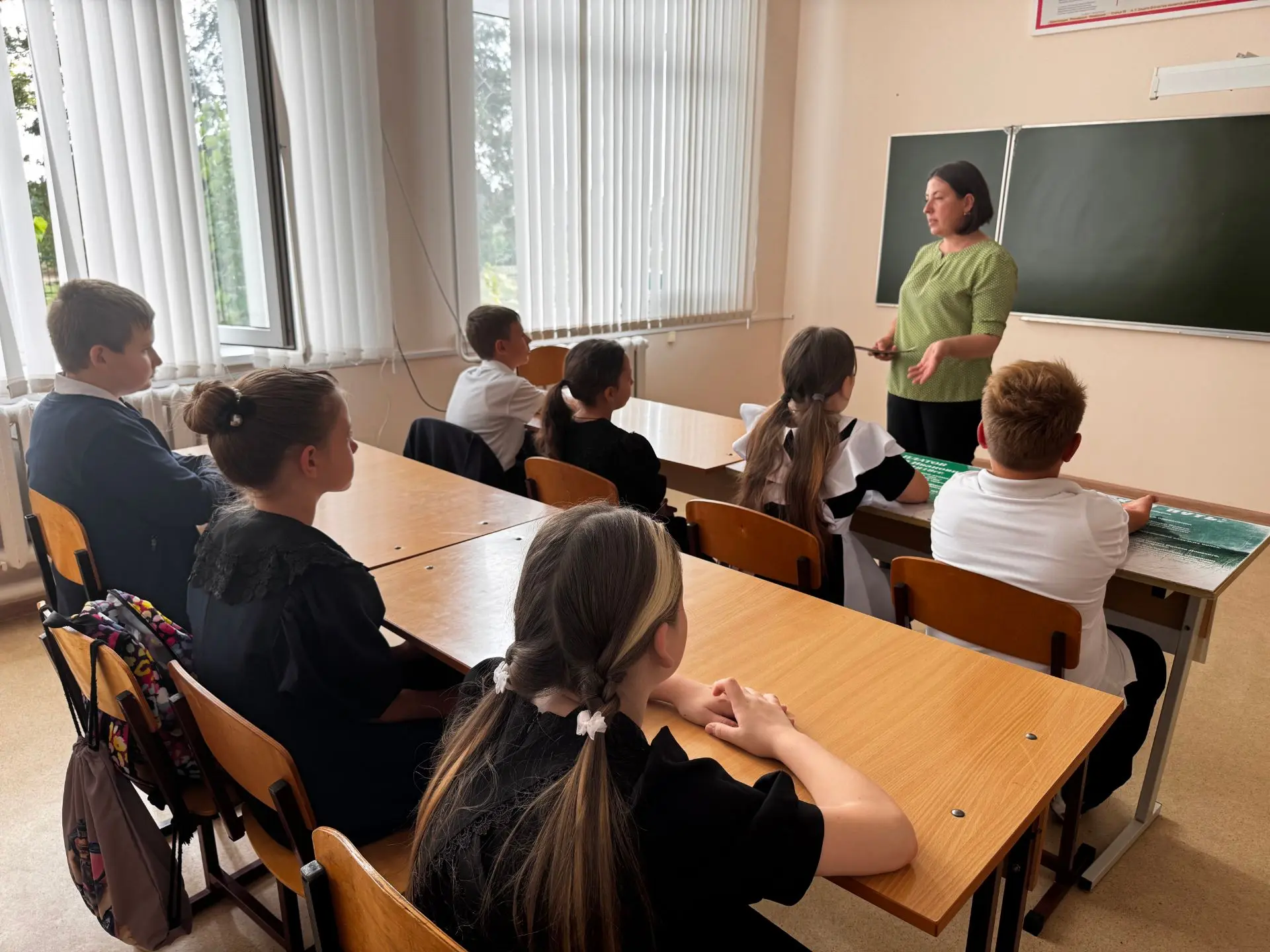 В рамках недели безопасности дорожного движения для учащихся  4 класса прошла беседа по...