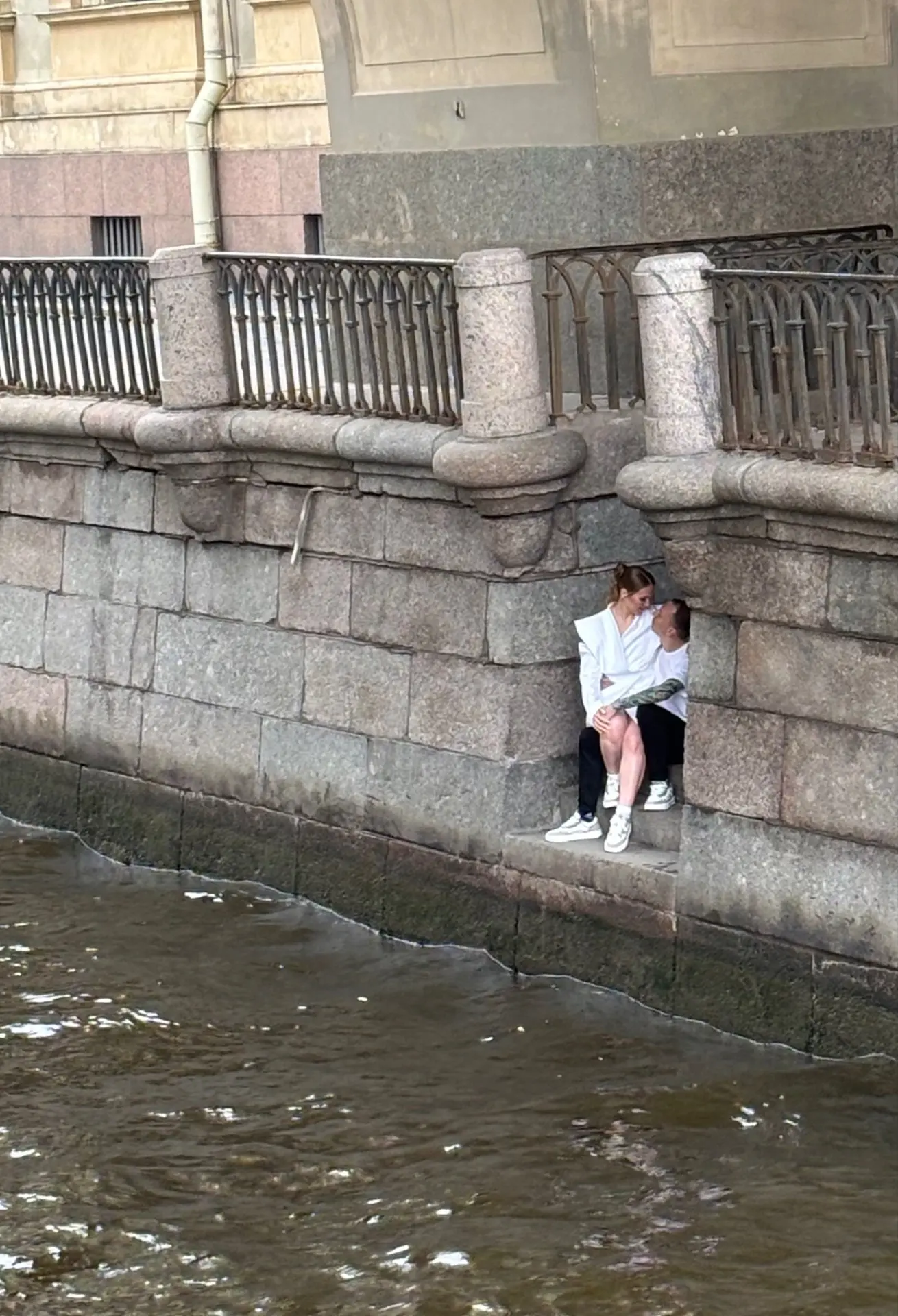 Почему-то обожаю фотографировать рандомных молодожёнов, когда они на фотосессиях. Внезапно обнаружил