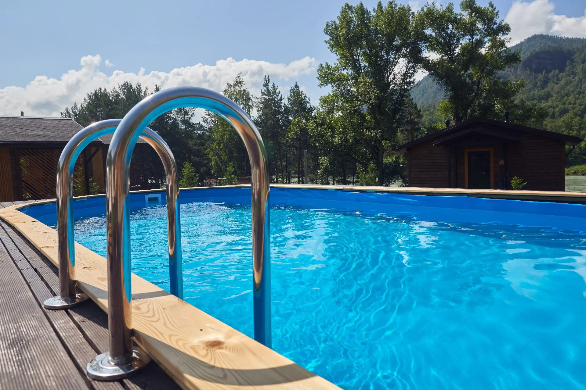 Будем кратки: вода +28°C. Вид на Катунь. И никаких оправданий.