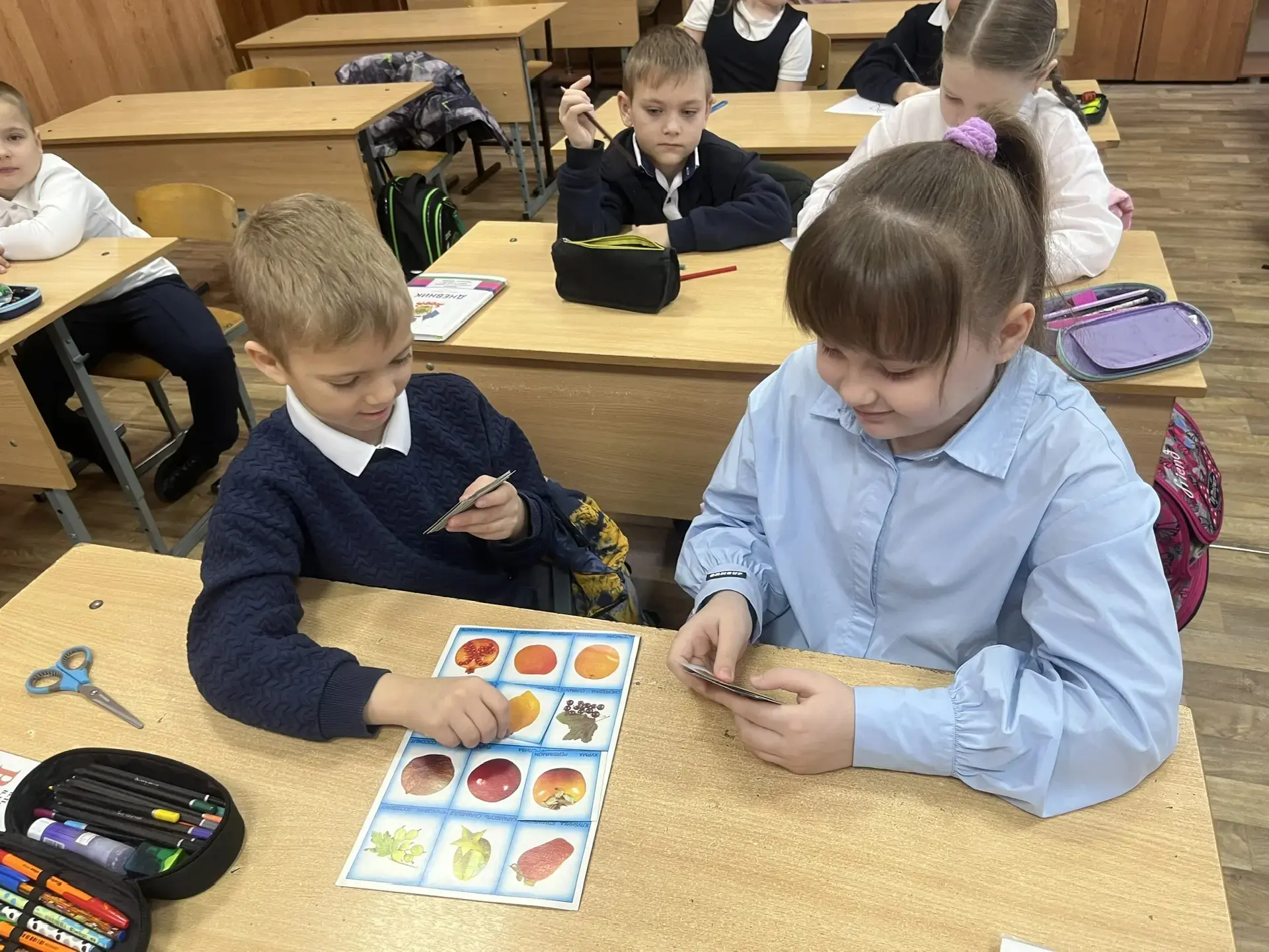 Сегодня в 1 а прошел урок правильного питания " Овощи и фрукты - полезные  продукты ".  Ребята  выяс