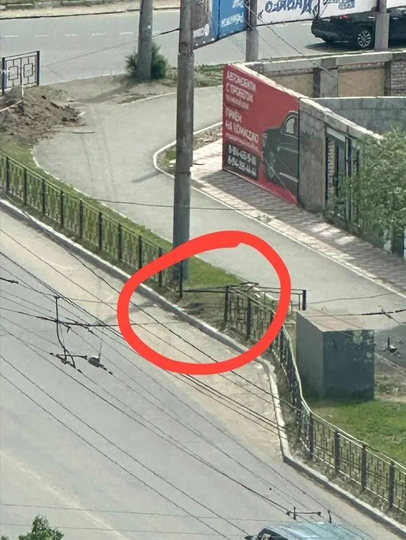 В Чите водитель на неустановленном автомобиле 12 июня повредил дорожное ограждение на улице Шилова и