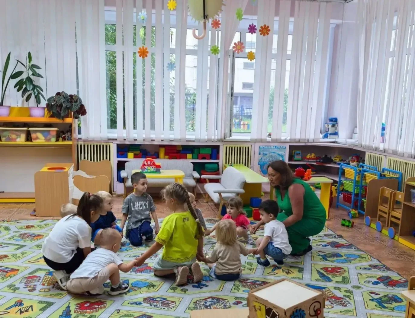 Дождливый день - не повод для грусти! Вчера, наши ребята из группы "Островок" решили поиграть с малы
