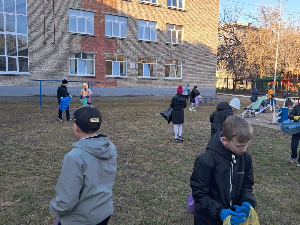 🌞 Утренняя зарядка на свежем воздухе: секрет успешной учёбы! 🌱  Как показывает практика, утренняя за