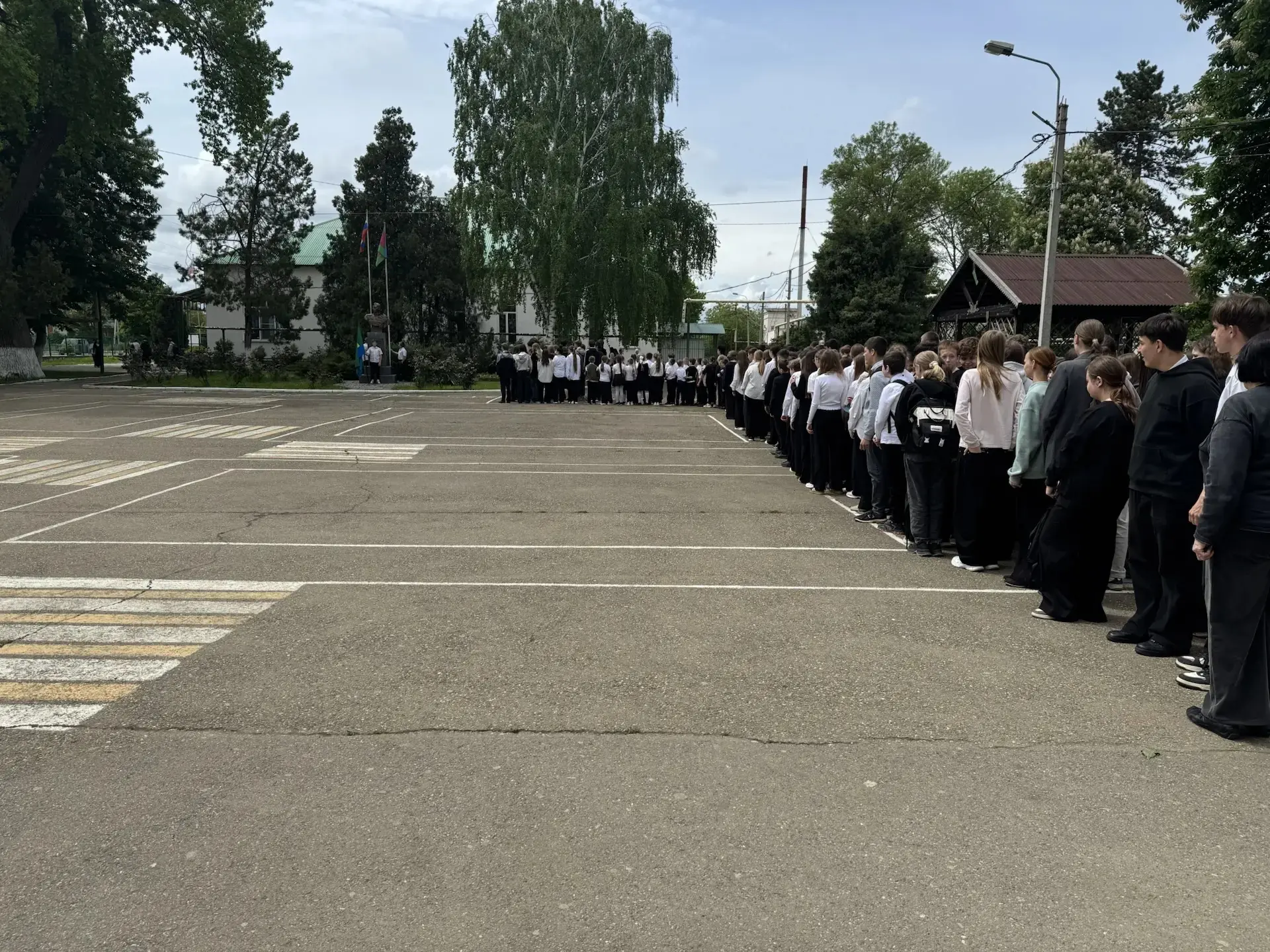 Сегодня по традиции прошла линейка, посвященная спуску флагов. Были исполнены гимны Российской Федер