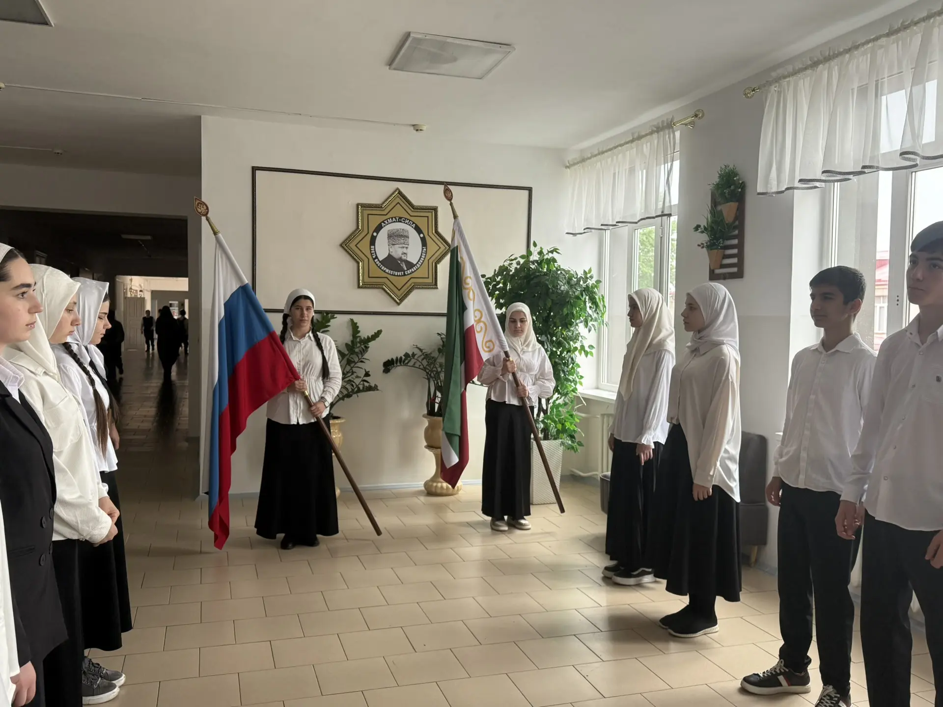 Еженедельная церемония поднятия государственных флагов РФ и ЧР