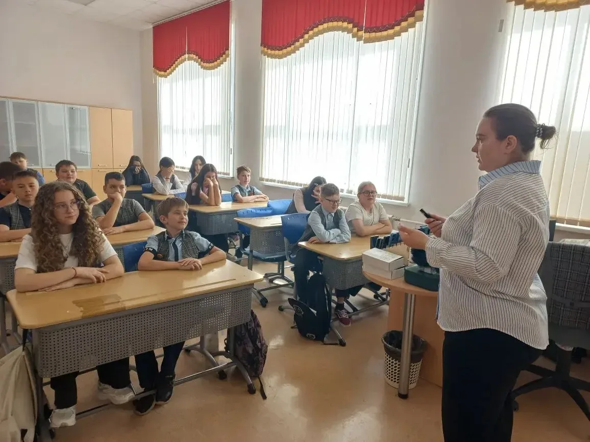 Патриотический урок «Символы Победы»🎖️   ✅18 мая специалист Библиотеки городских историй (ул. Весенн
