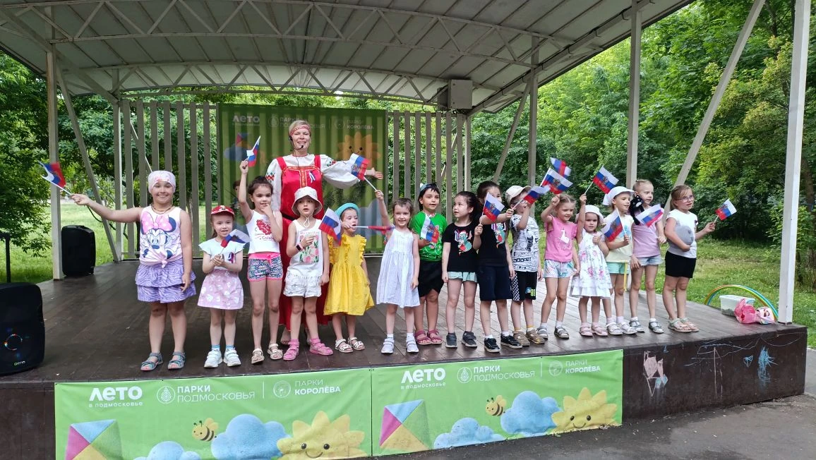 🇷🇺 «Светлый праздник 🎉— День России 🇷🇺— встретим дружно и красиво🌹!»

Ежегодно, 12 июня в 🇷🇺
