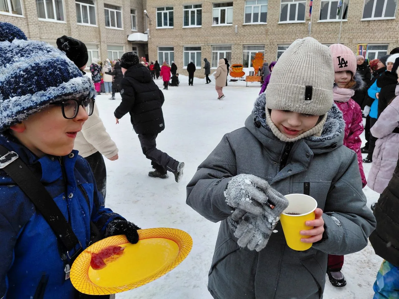 Весёлая масленица первой боровской!  Вчера школьный двор превратился в настоящую праздничную площадк