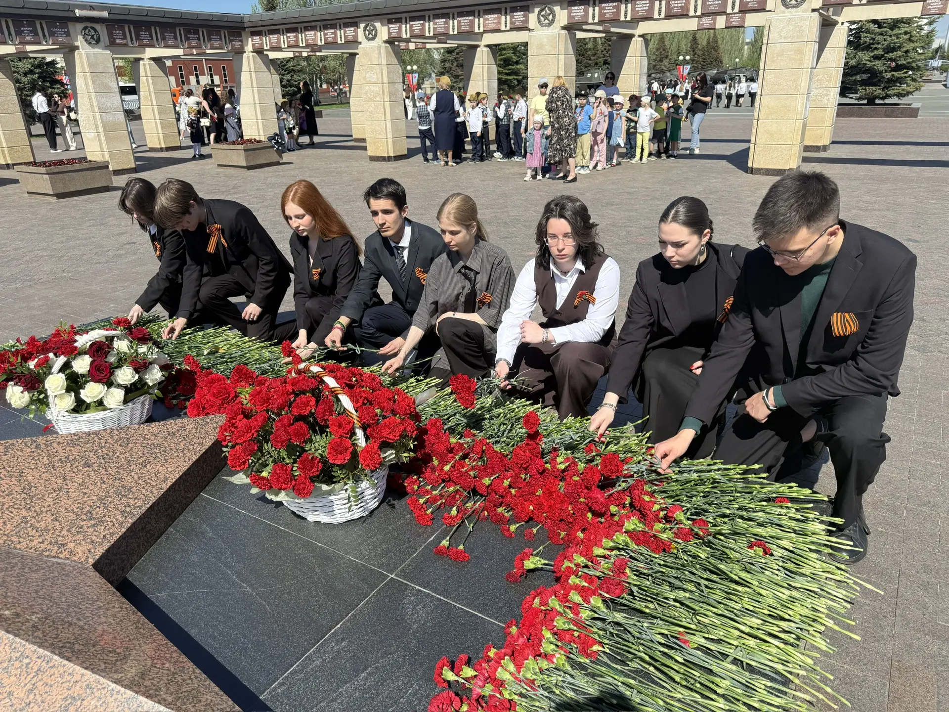 В преддверии Дня Великой Победы члены Молодежного совета при ЦИК Татарстана возложили ц...
