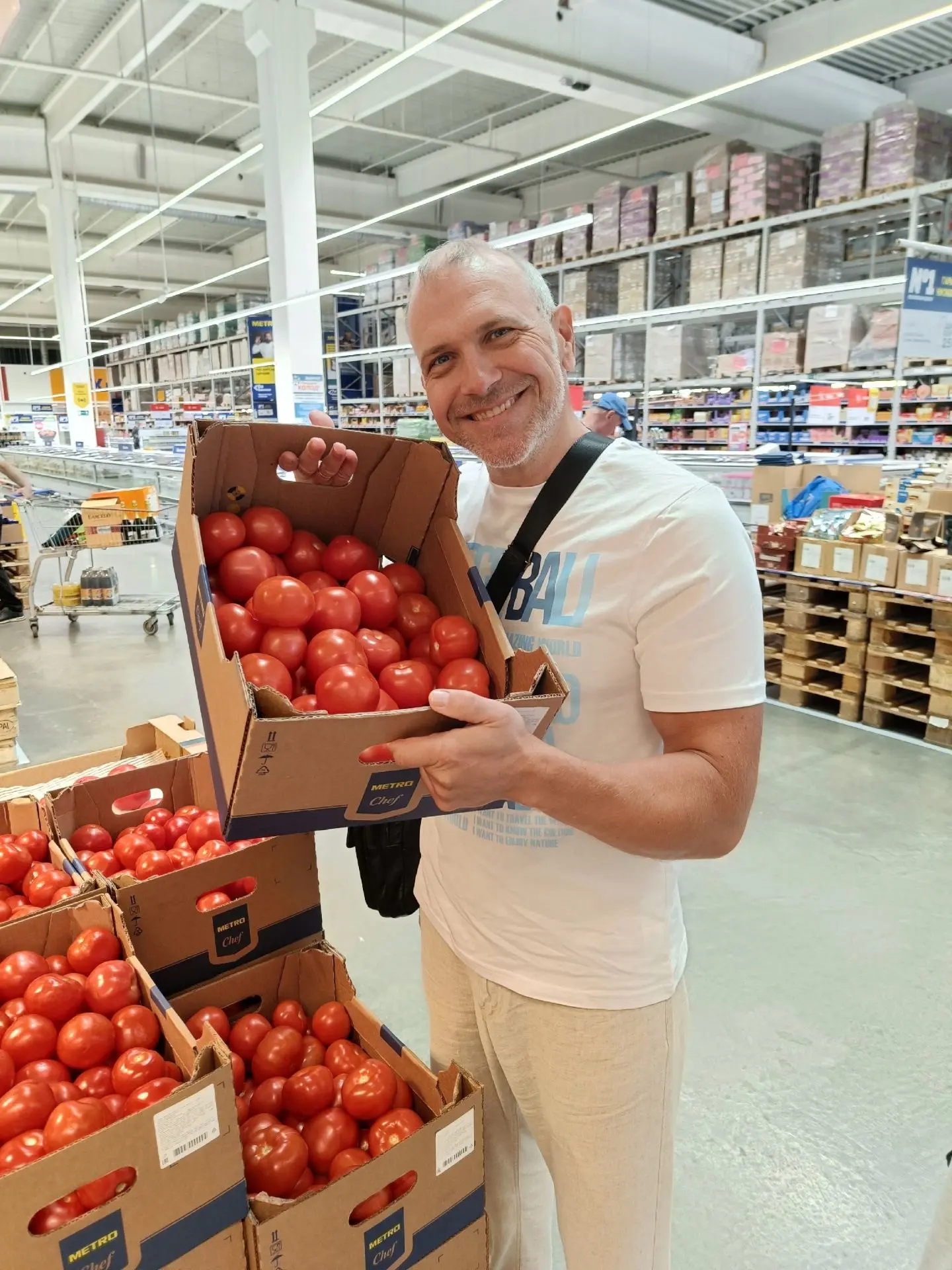 Закупаемся самыми лучшими продуктами для вас)). Помидоры не для тортов, не волнуйтесь😁...