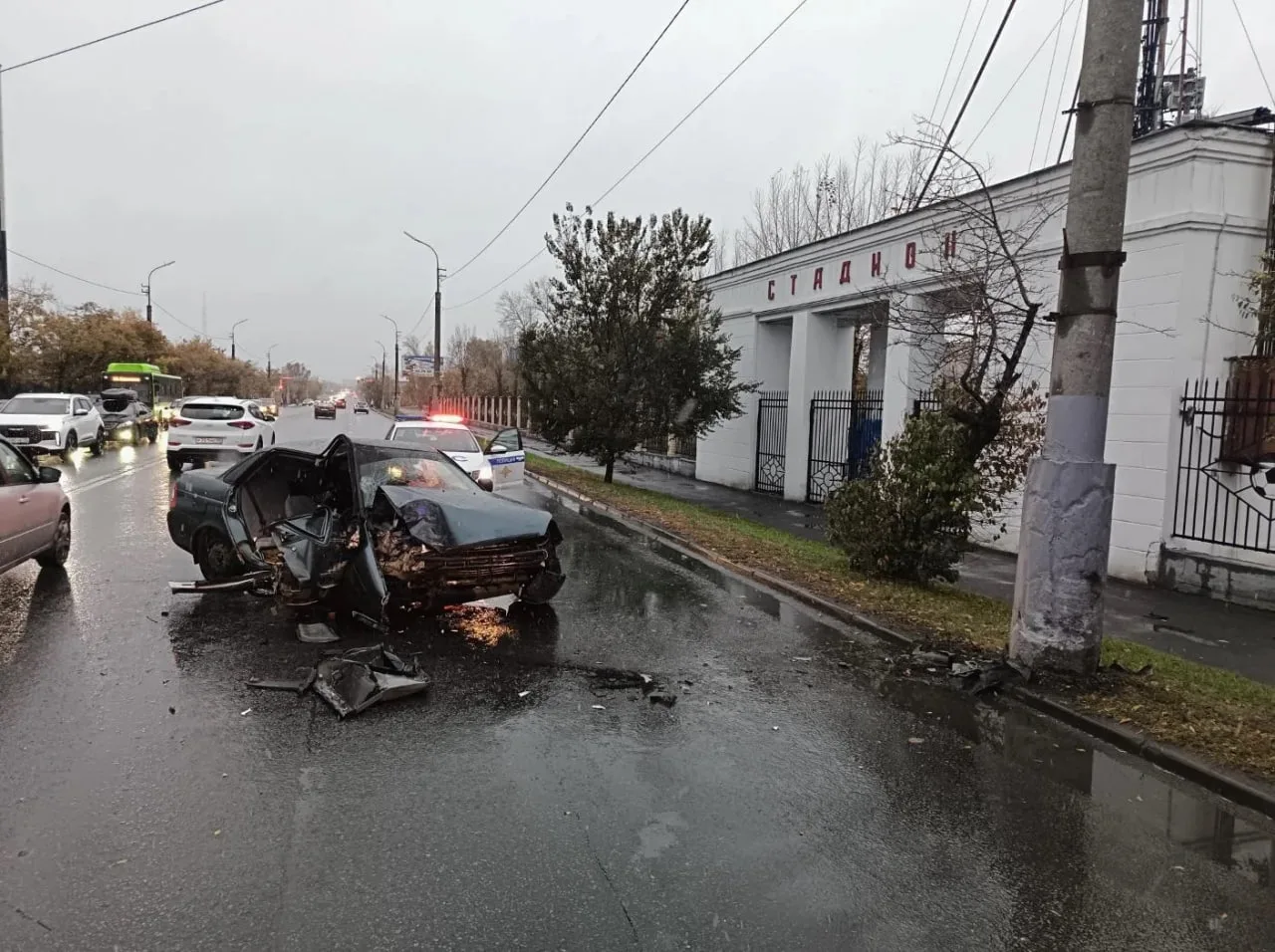 В Кургане уснувший за рулём водитель врезался в столб, 16-летняя пассажирка — в реанимации