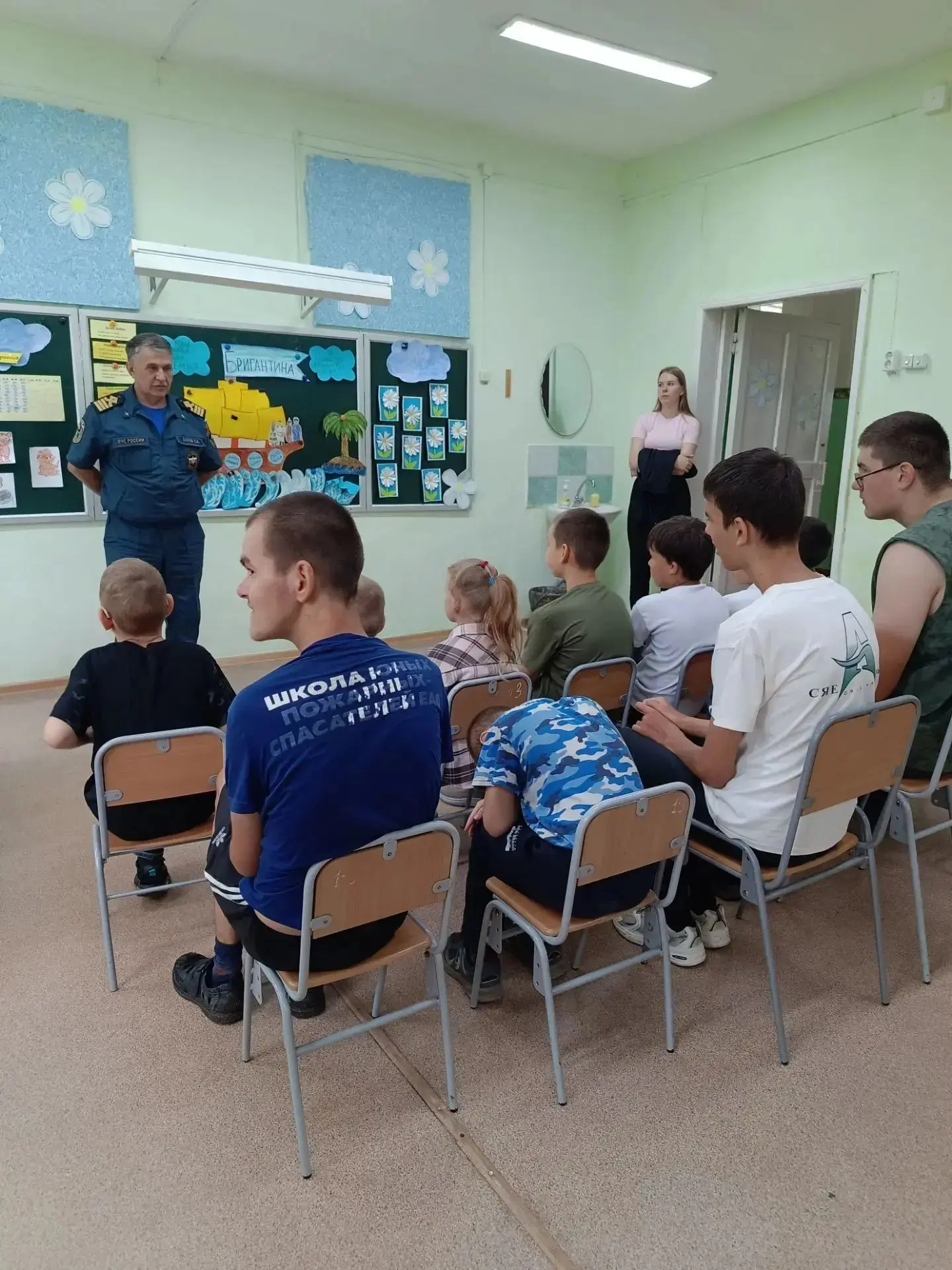 Мы - за безопасное лето!

 Профилактическую беседу на тему "Правила безопасности на водоемах и недоп