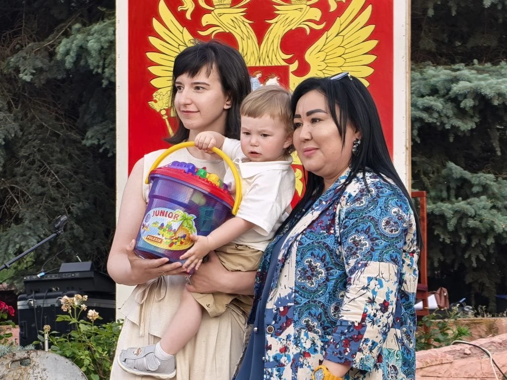 А это Богдан, которого с инвентарем в руках в качестве участника субботника заметили на фотографиях,