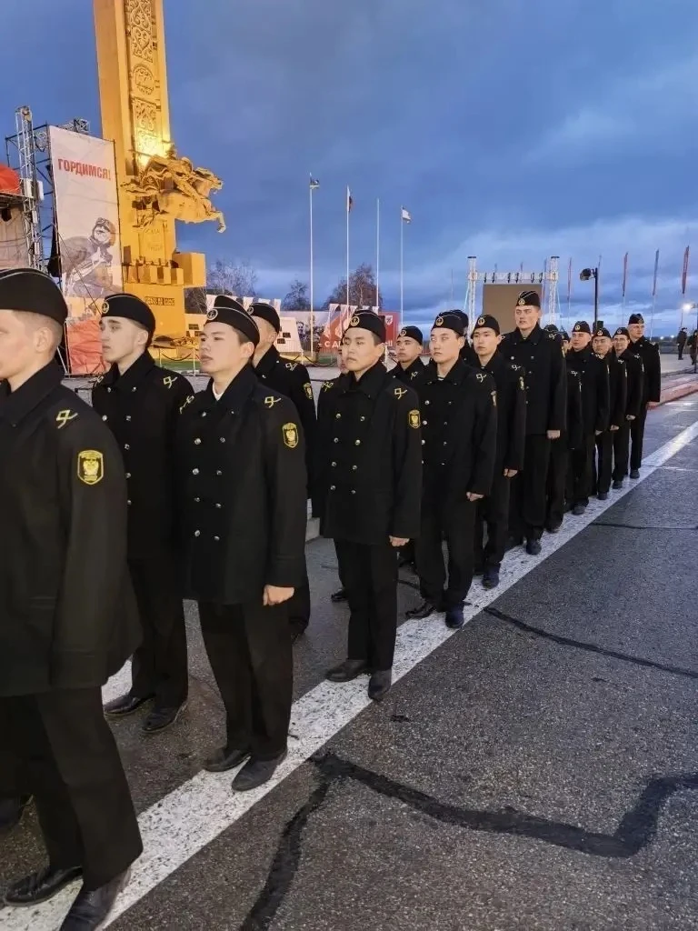 СОГРЕЕТ СЕРДЦЕ ПАМЯТИ СВЕЧА...  ...Ты помолчи, Ты просто помолчи, Свеча горит и никогда не гаснет. К