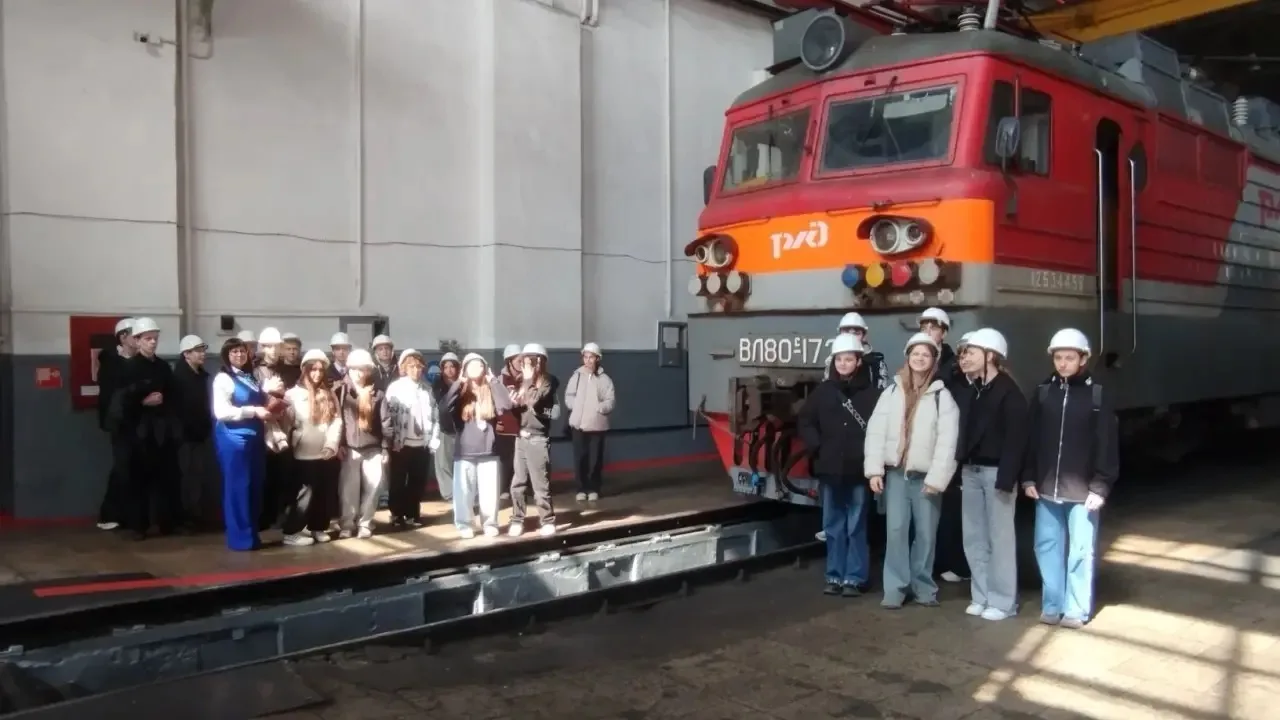 🚂Экскурсия в локомотивное депо: как это было🚃  Учащиеся 8 «А» класса посетили локомотивное депо Росс