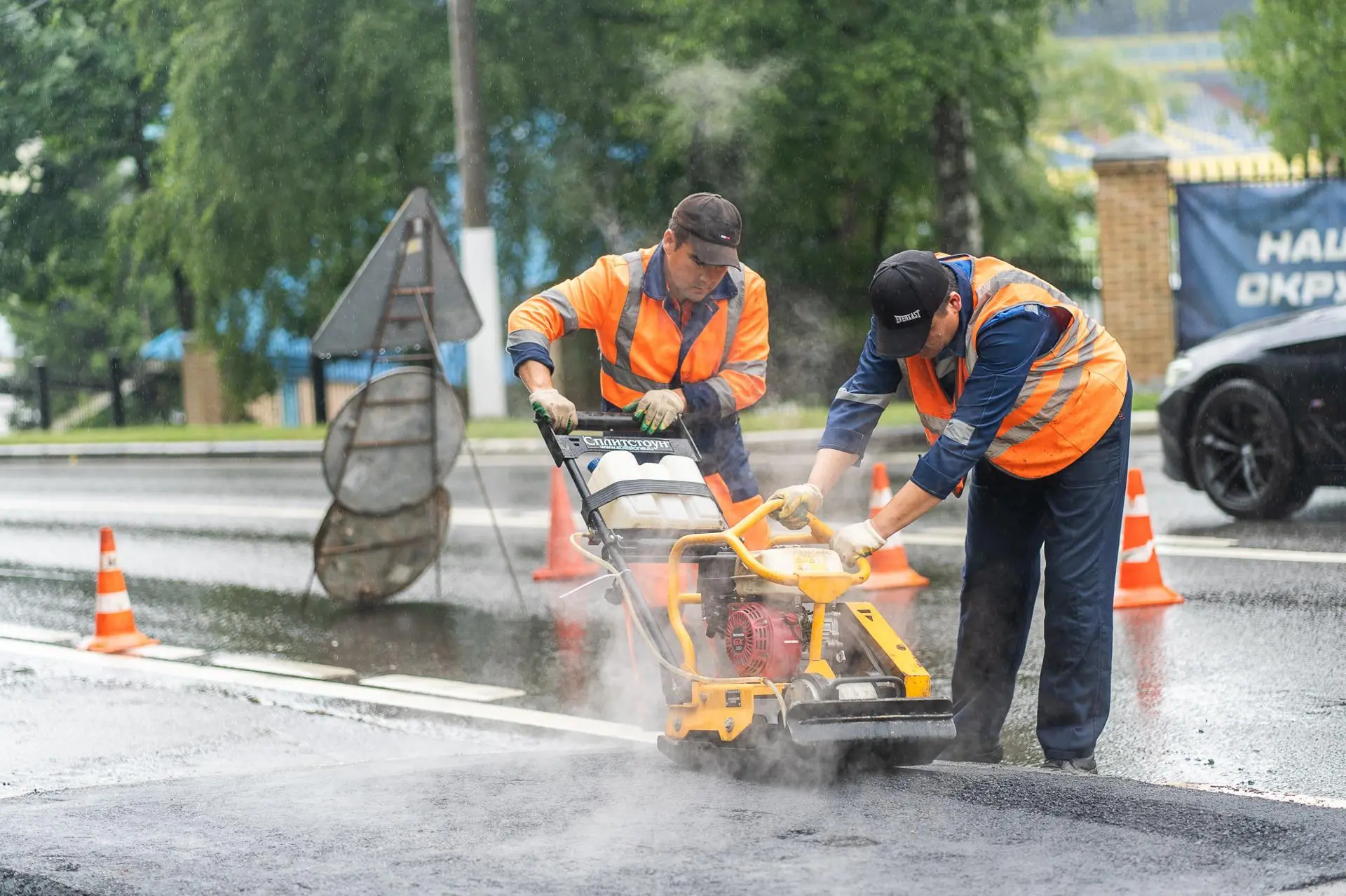 Около тысячи дефектов дорожного покрытия устранили за неделю в Волоколамском округе