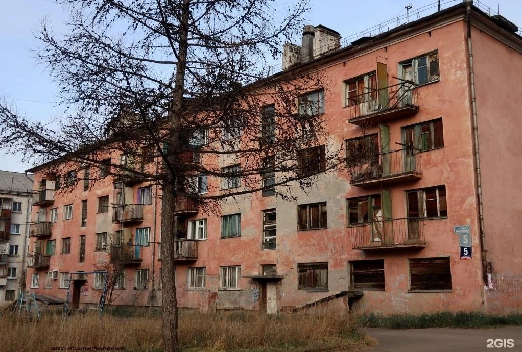 Власти Братска ищут подрядчика, который ограничит доступ посторонних в аварийную 4-этажку в Осиновке