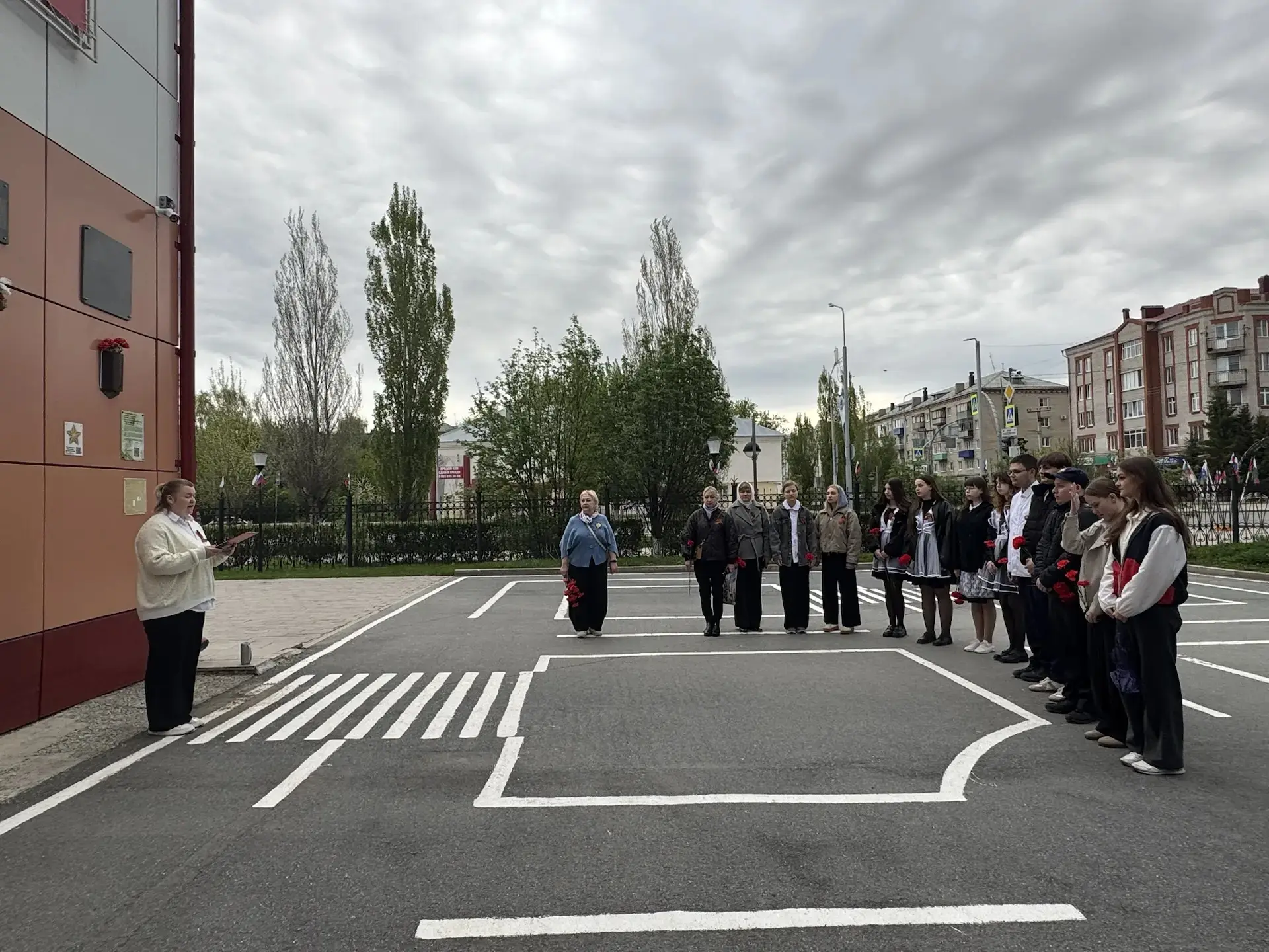 🚩 «Марш Памяти» в честь Дня Великой Победы   Вместо привычного торжественного построения школьники в