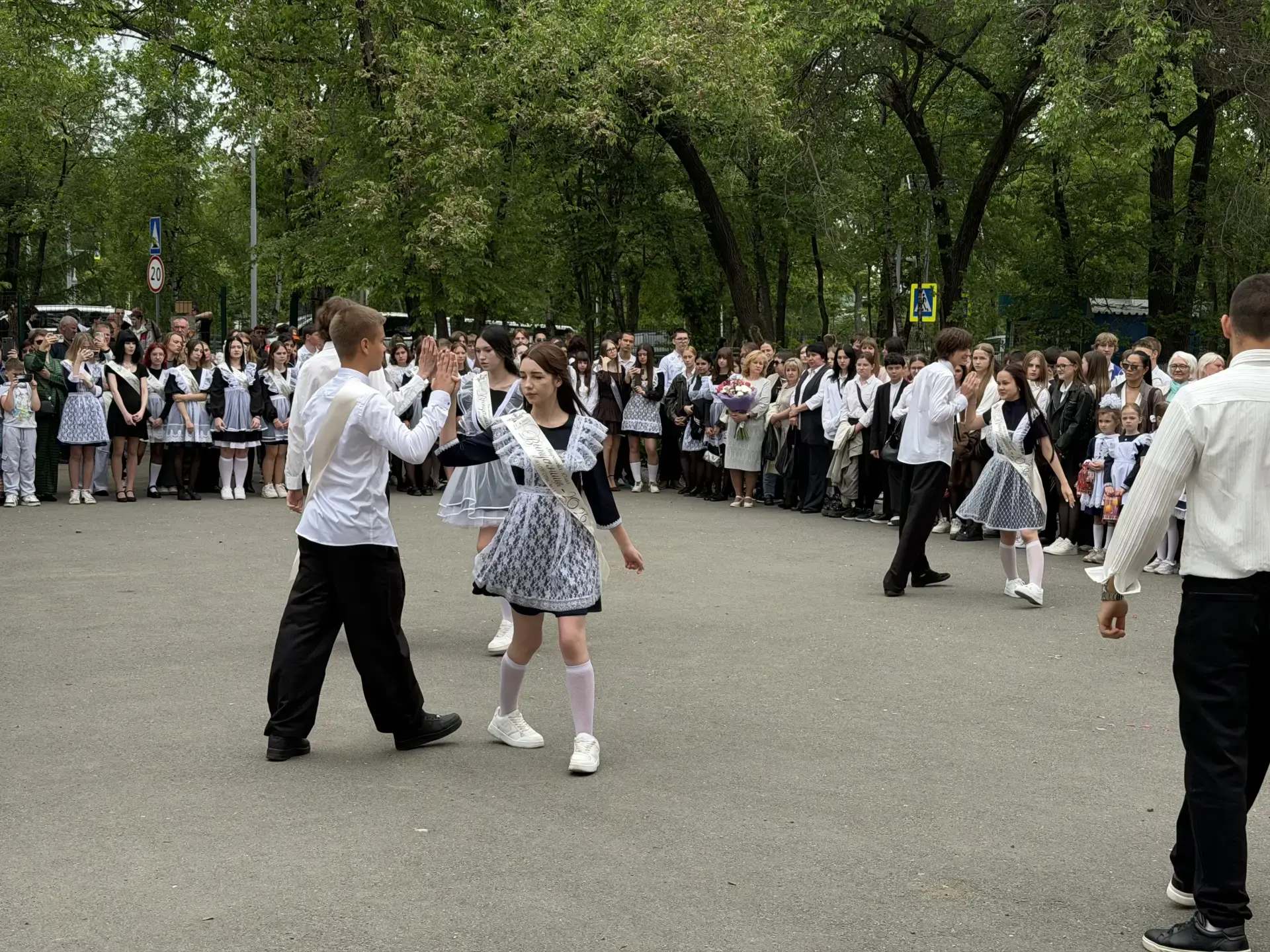 🎓✨ Традиция, которая объединяет поколения: вальс выпускников на последнем звонке

Каждый год в школ