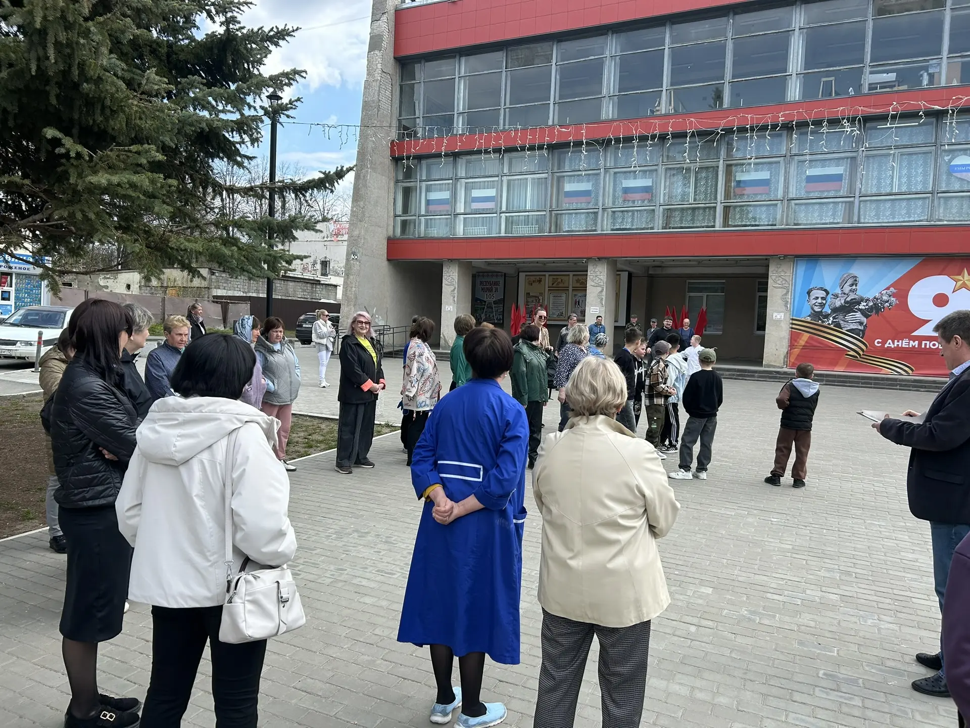 Безопасность прежде всего!
Сегодня в ДКРА провели плановую тренировку по эвакуации.Цель мероприятия-
