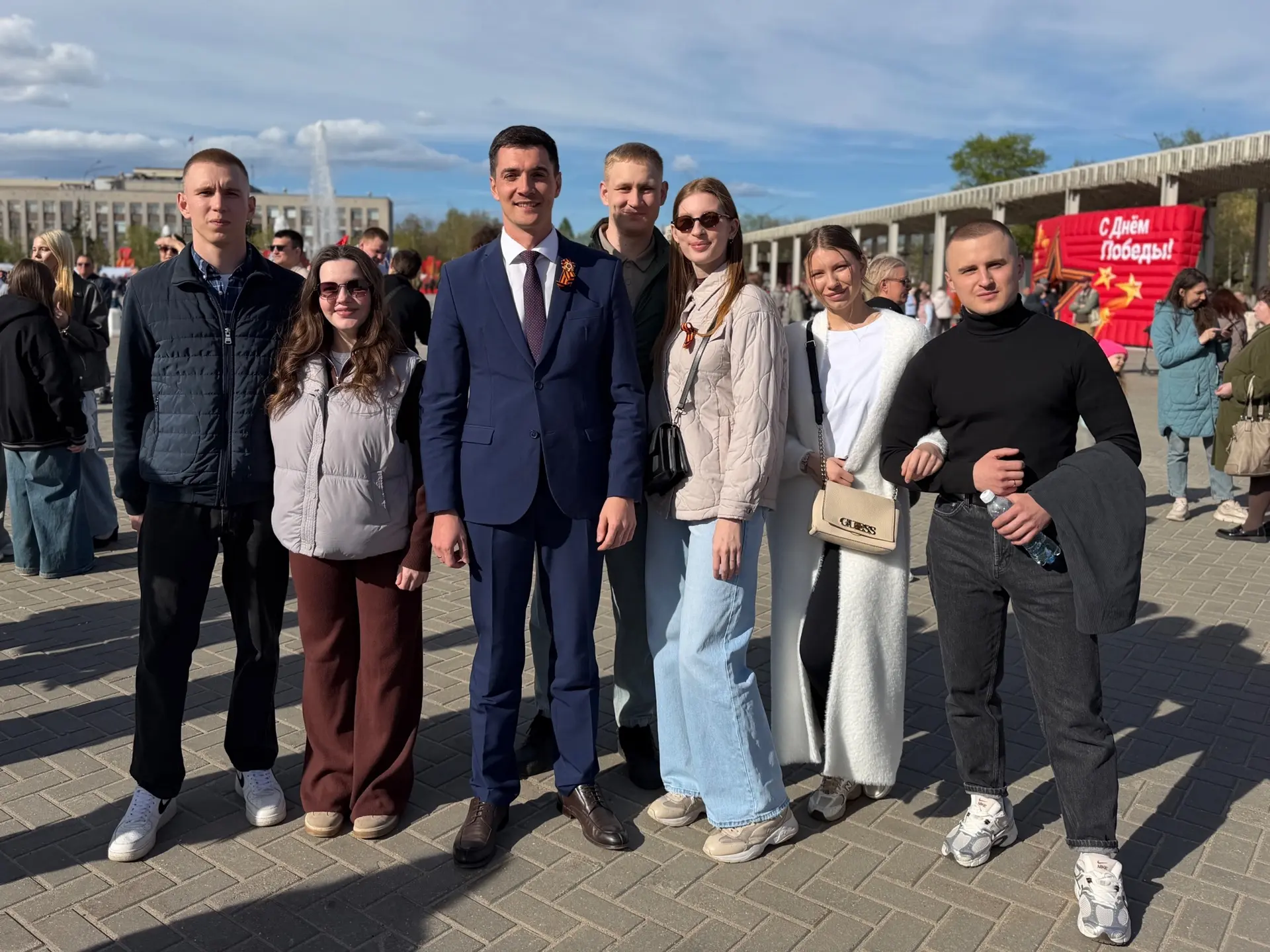 И пусть песни о Великой Победе живут в каждом из нас!  🎤Сегодня площадь Молодежи стала одним из мест