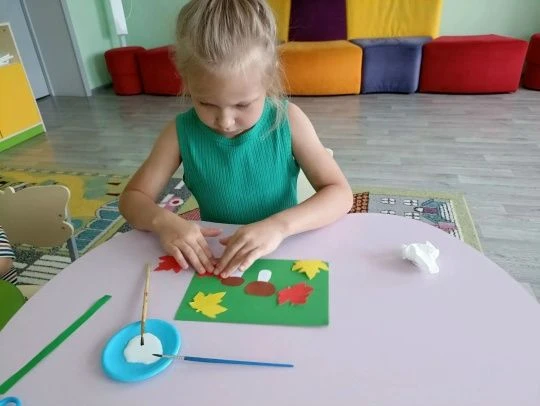 Сегодня у нас был замечательный творческий день! Дети создавали аппликации из цветной б...