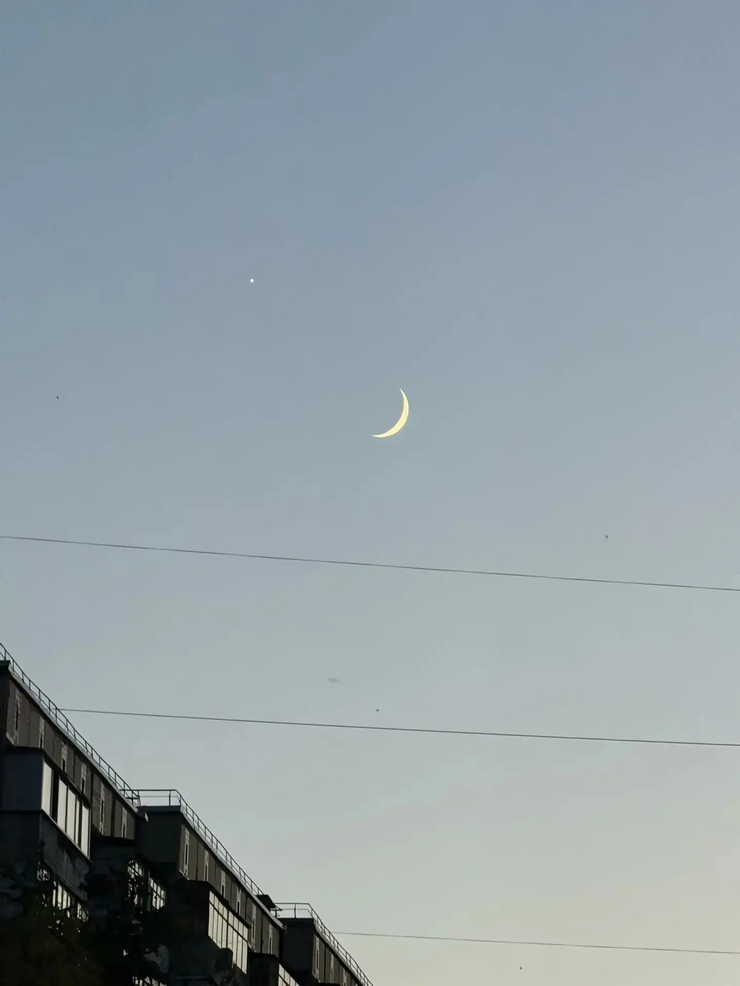Молодой месяц над городом 😍