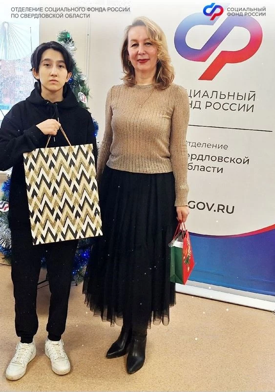 Управляющий Отделением СФР по Свердловской области Елена Альшиц исполнила мечты детей.  🎄Ежегодно ре